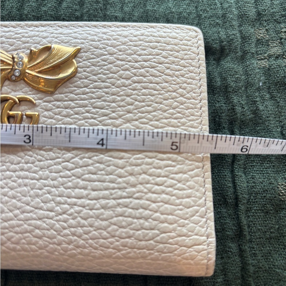 Gucci Marmot White Pebbled Leather Zip Wallet with Gold Bow Accent EUC - Picture 8 of 9